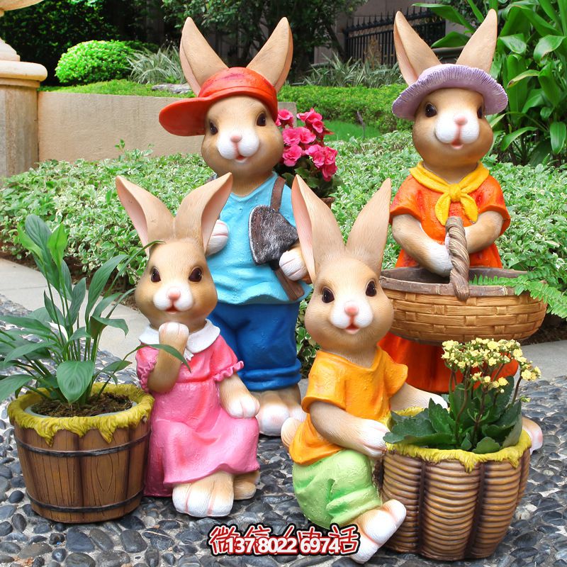 玻璃鋼彩繪兔子雕塑，為花園景區(qū)增添精彩