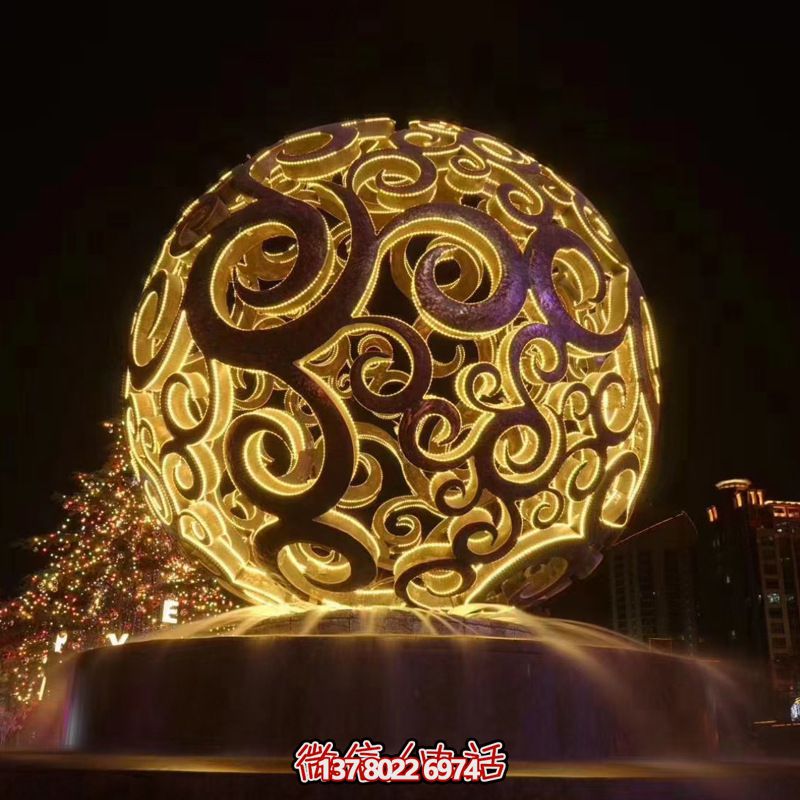 不銹鋼鏤空球雕塑，照亮夜晚的美麗噴泉