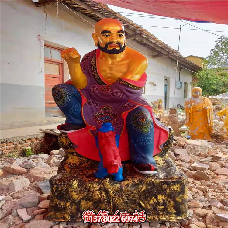 精美絕倫的玻璃鋼彩繪貼金十八羅漢雕塑，讓寺廟更加輝煌