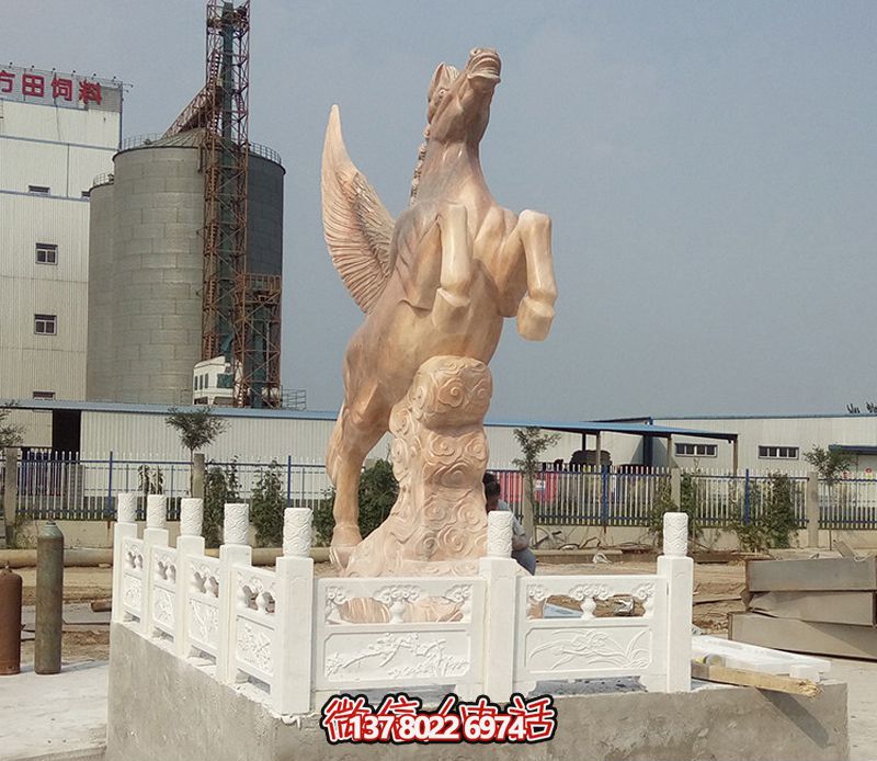 飛馬石雕創(chuàng)意雕塑，點綴廣場上的黃蠟石