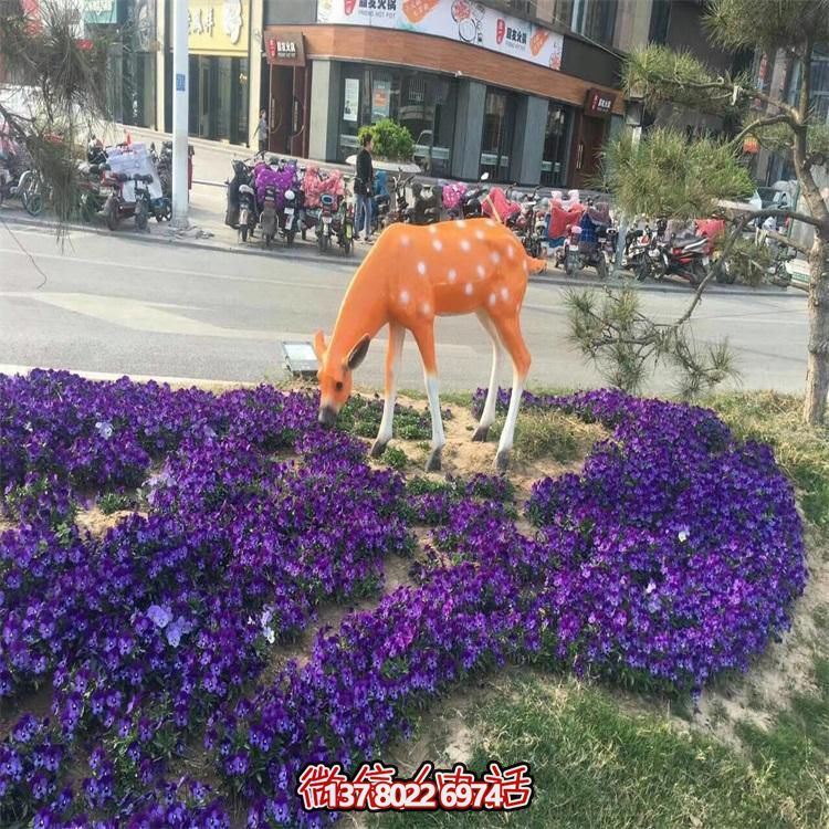 仿真鹿雕塑，在草叢中擺放，玻璃鋼打造