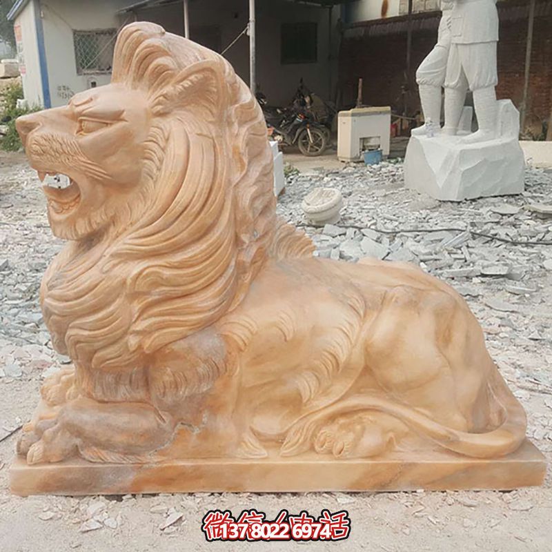 兇猛獅子紅石雕臥著雕塑，為公園景區添彩晚霞之美