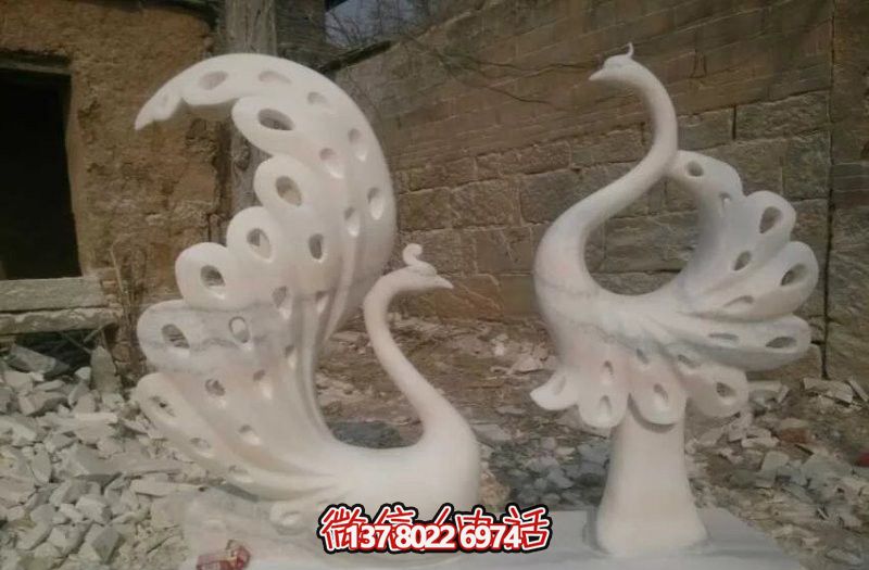 不銹鋼鏤空孔雀雕塑，點(diǎn)綴公園湖邊