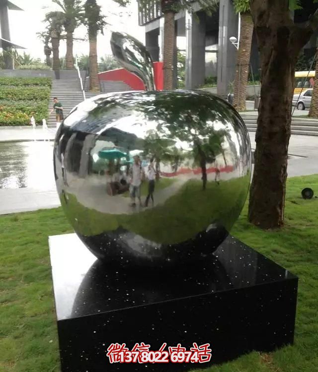 不銹鋼蘋果雕塑擺件，讓你的戶外空間更有創(chuàng)意！