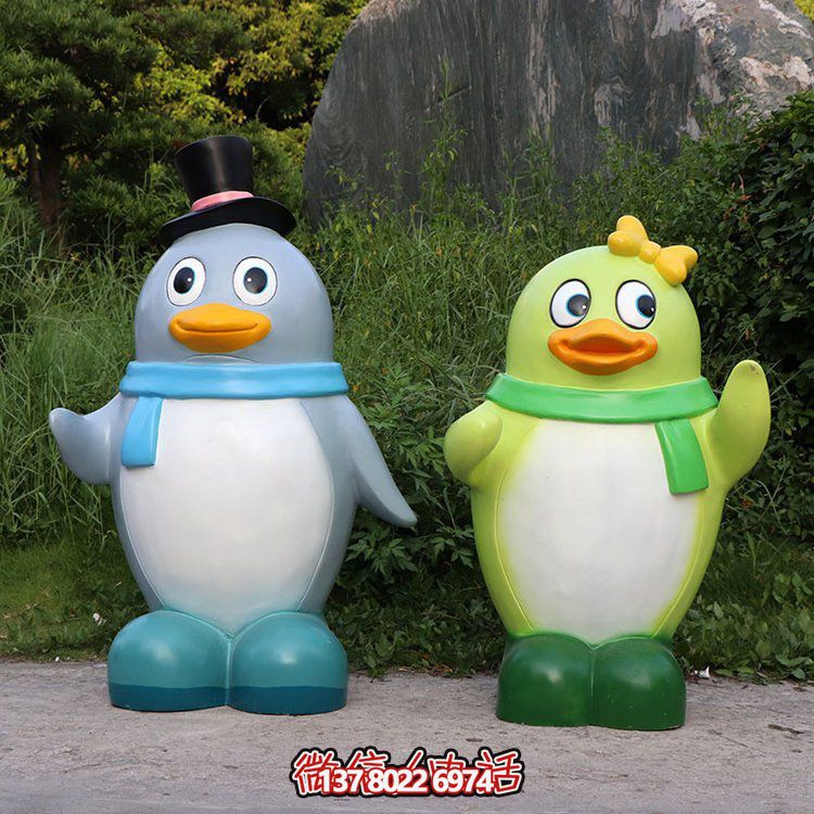 玻璃鋼彩繪企鵝景觀公仔，為幼兒園戶外擺件