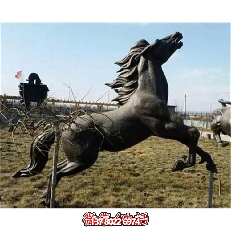 大型銅雕塑，為園林廣場(chǎng)擺放奔跑馬