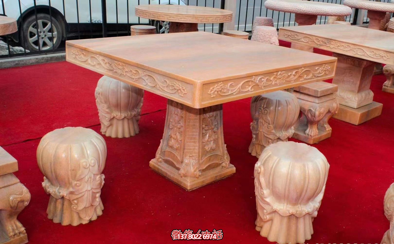 紅色方形石桌凳，欣賞晚霞雕塑，點亮花園廣場