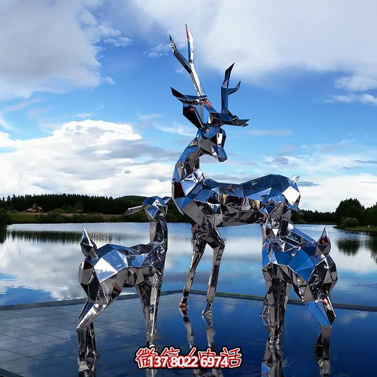 高聳入云的不銹鋼精美幾何雕塑，將公園景觀(guān)提升一個(gè)新境界