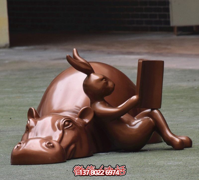 玻璃創(chuàng)意海馬雕塑，擺放于場內(nèi)，點綴你的生活