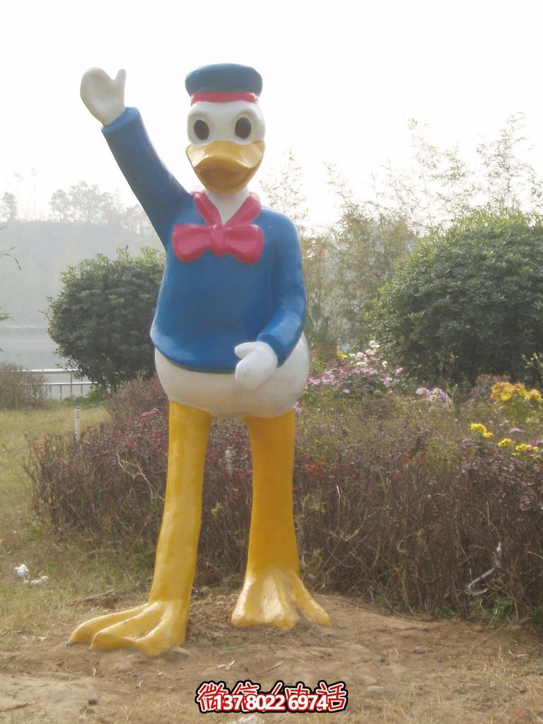 戶外大型玻璃鋼揮手的唐老鴨雕塑 戶外大型玻璃鋼揮手的唐老鴨雕塑