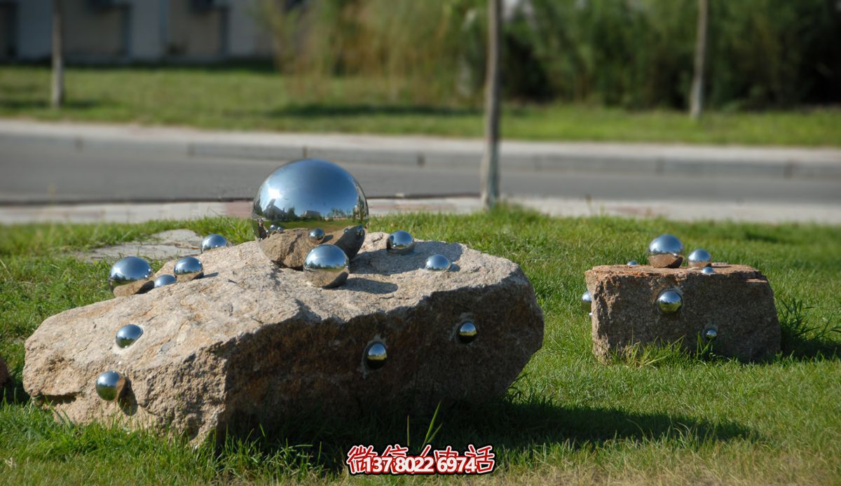 草坪不銹鋼鏡面大大小小的球體雕塑 草坪不銹鋼鏡面大大小小的球體雕塑