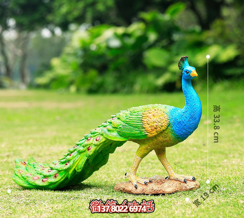 草坪上一只散步的玻璃鋼彩繪孔雀雕塑 草坪上一只散步的玻璃鋼彩繪孔雀雕塑
