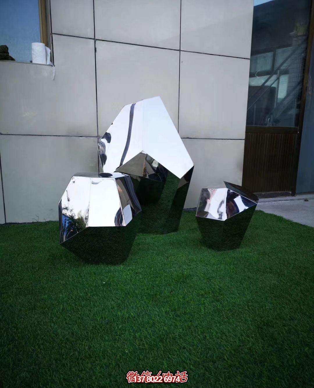 商廈三個大小不一的不銹鋼鏡面石頭雕塑 商廈三個大小不一的不銹鋼鏡面石頭雕塑