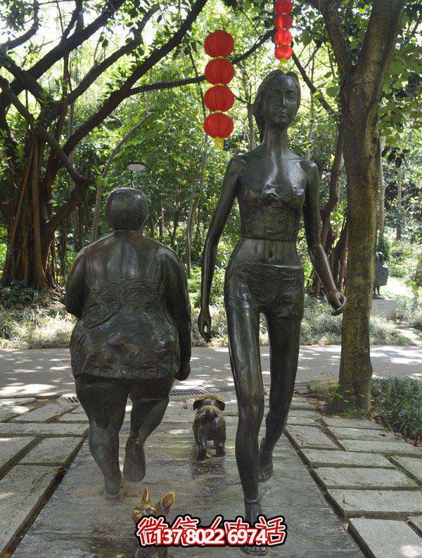 公園創意不銹鋼仿銅跟主人散步遛彎的狗雕塑 公園創意不銹鋼仿銅跟主人散步遛彎的狗雕塑