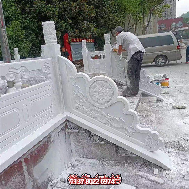 漢白玉旗臺欄板欄桿安裝，細節打磨處理